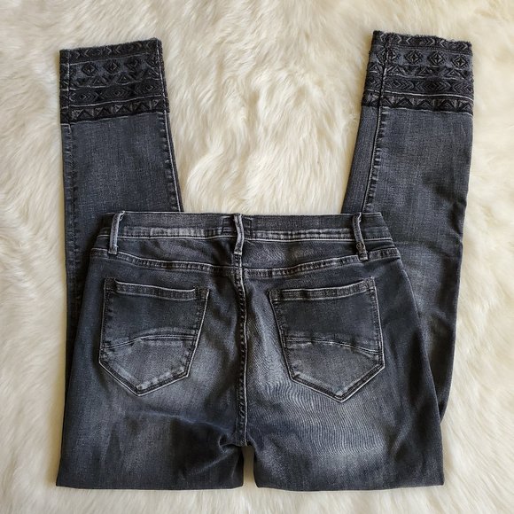 Driftwood Jackie Embroidered Hem Jeans Size 28 EUC - Picture 8 of 16